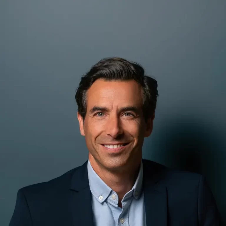 Photo portrait homme fond bleu et partie de logo